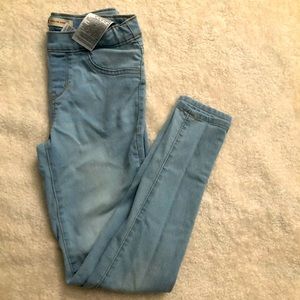 Levi’s girls pull on jeggings, light wash, size 12. Gently used.
